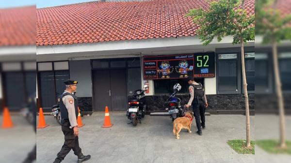 Anjing Pelacak Ditsamapta Polda Jabar Endus Semua Sudut Kantor KPU dan Bawaslu Jabar 