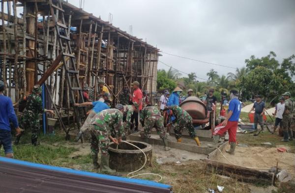 Bersama Warga, Personel Koramil Enggano dan Satgas Pam Puter Enggano Bahu Membahu Membangun Masjid