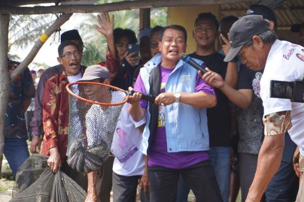 Maesyal Rasyid Berkomitmen Beri Tambahan Modal Peternak Ikan Air Tawar di Gandaria Mekar Baru