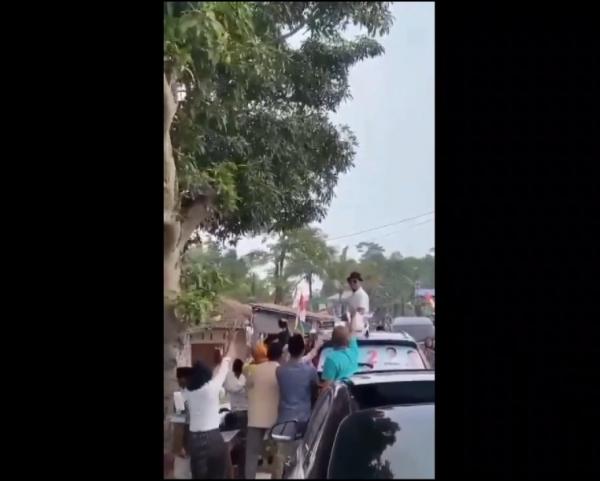 Warga di Pandeglang Sawer Uang Viral di Atas Mobil Bergambar Paslon, Apa Maksud di Balik Aksi Ini?