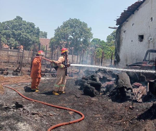 Tumpukan Ampas Tebu di Pabrik Gula Sebaung Probolinggo Terbakar Hingga Mengenai Mobil Bekas