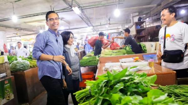 Rico Waas Temani Sang Ibu Belanja Sambil Serap Aspirasi Pedagang di Pasar Petisah