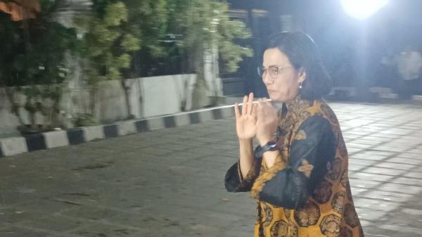 Sri Mulyani Tiba di Kertanegara Kenakan Baju Batik Cokelat dan Celana Hitam, Masih Jadi Menkeu?