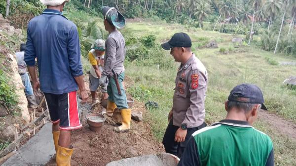 Bhabinkamtibmas Desa Sukahurip Bersama Warga Bangun Saluran Air untuk Irigasi