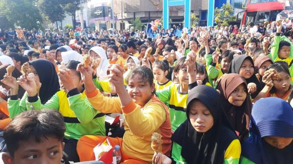 2.300 Siswa SD Makan Ayam dan Telur di CFD Solo Pecahkan Rekor Muri