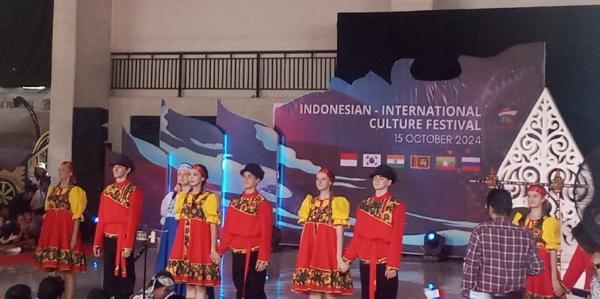 Sekolah Global Mandiri Tuan Rumah Workshop Folk Dance Indonesia International Culture Festival 2024