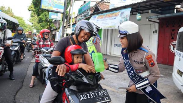 Ops Zebra 2024, Polres Boyolali Berikan Souvenir dan Leavlet pada Pengguna Jalan