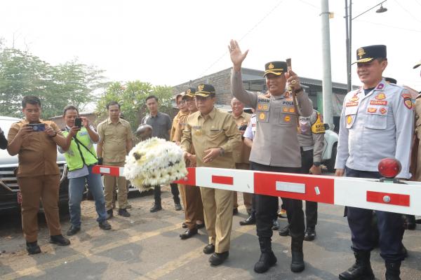 Kapolres Mojokerto Resmikan Palang Pintu Otomatis di Perlintasan Damarsih