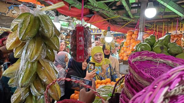 Calon Gubernur Khofifah Belanja di Pasar Taman, Borong Buah Lokal