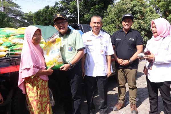 Ratusan Paket Sembako Ludes Diserbu Emak-emak di Brebes saat Operasi Pasar Murah Hari Pangan Sedunia