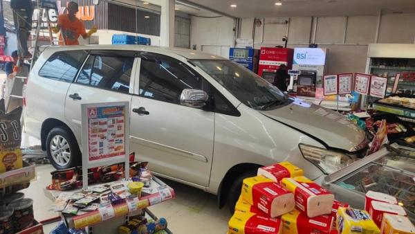 Kecelakaan Tunggal di Minimarket Cinere, Depok