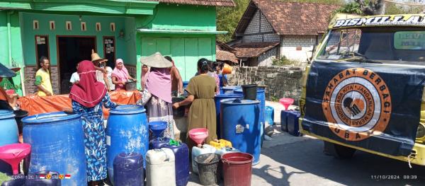 Kemarau Panjang, Sahabat Berbagi Salurkan Bantuan Air Bersih Bagi Warga Terdampak Kekeringan