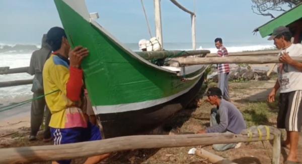 Detik-detik Mencekam! Ombak Besar Terjang Pantai Cipunaga Cihara, Warga Berjuang Selamatkan Perahu!