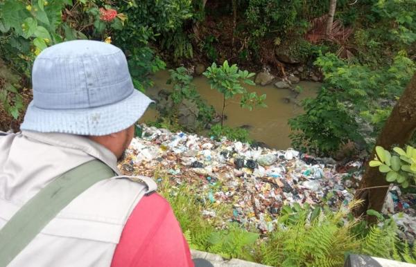 Gema Jabar Hejo Kuningan Soroti Tumpukan Sampah di Sungai Cigede