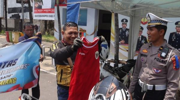 Unik! Terjaring Operasi Zebra Candi, Pengendara Ini Malah Dapat Hadiah Jersey Timnas Indonesia