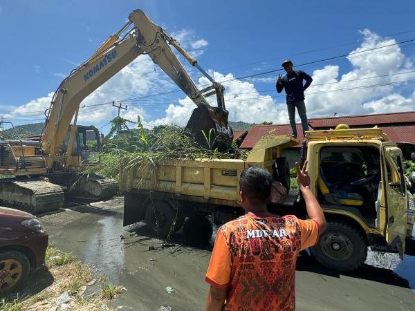 Setelah Organda, Matius Fakhiri Kirim Excavator Bersihkan Kali Belakang Youtefa