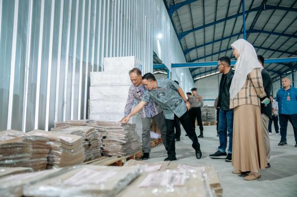 Pjs Bupati Karawang Kunjungi Gudang KPU, Pastikan Kelancaran Penyaluran Logistik Pilkada