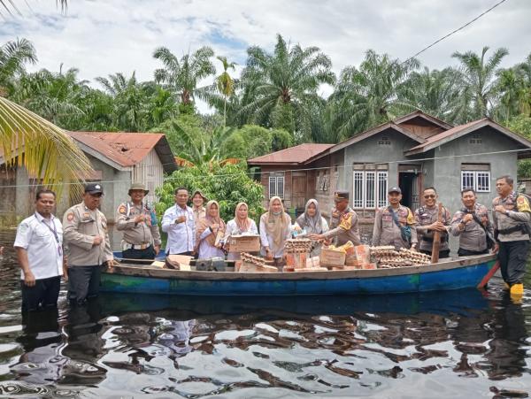 Kapolres Rohil Beri Pengecekan Kesehatan dan Obat Gratis Serta Sembako Korban Banjir