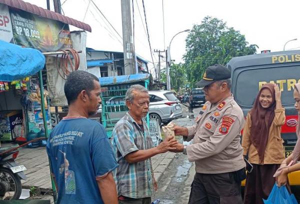 Jumat Berkah, Polsek Belawan Berbagi Nasi Bungkus kepada Warga Kurang Mampu