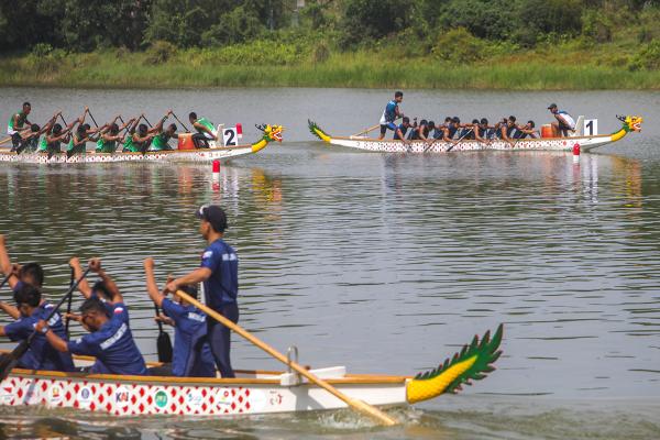 Potret Lomba Dayung Perahu Naga HUT TNI ke-79