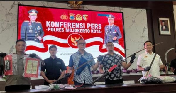 Dua Gangster Ditangkap Polres Mojokerto Kota Di Kelurahan Blooto 