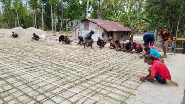 TMMD 122, TNI dan Warga Desa Hane Bahu-Membahu dalam Proses Penguatan Cor Lapangan Futsal