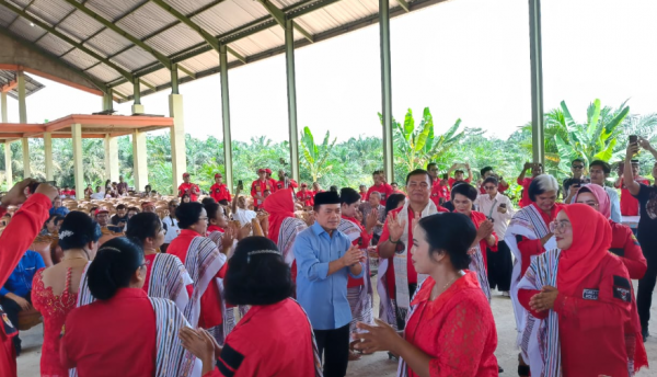 Hadiri HUT PBB Sarolangun, Al Haris Dihadiahi Ulos sebagai Bagian dari Keluarga PBB