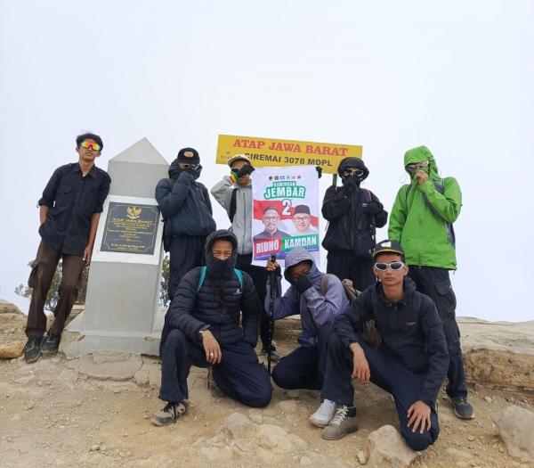 10 Pemuda Kibarkan Semangat Paslon Ridhokan di Puncak Ciremai