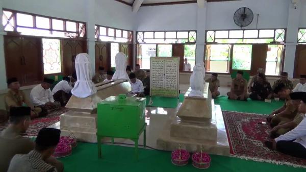 Sambut Hari Santri Nasional Ziarah ke Makam Wali dan Auliya di Kendal