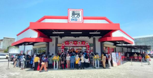 Perdana Dibuka, Ratusan Warga Berebut Promo di Gerai Superindo Madiun