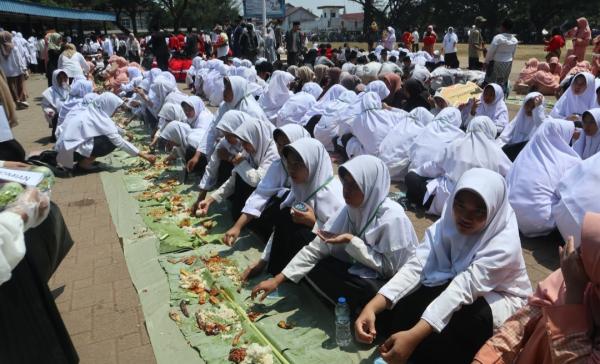 Hari Santri 2024: Ribuan Santri di Lebak Gelar 'Murak Liwet', Suasana Alun-Alun Jadi Meriah!