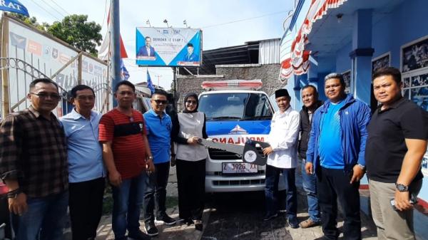 Anggota DPRD Garut Bersama Pendiri YGBP Serahkan Mobil Ambulance ke DPC Demokrat Garut