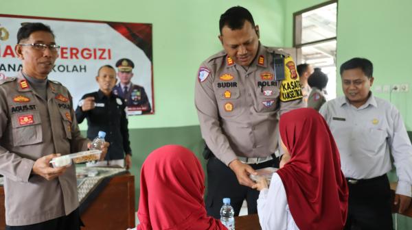 Polres Subang Bagikan Makan Siang Bergizi untuk Siswa SD Negeri Nyimplung