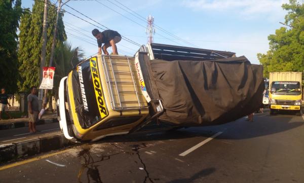 Truk Bermuatan Bahan Konveksi Oleng, Arus Lalu Lintas Jalur Selatan Ciamis Sempat Tersendat