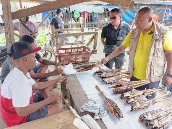 Kampanye di Yapen, Pasangan Mari-Yo Minta Restu di Dewan Adat dan 7 Kepala Suku