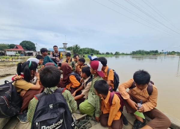 Kapolsek Bonai Darussalam Edukasi Pelajar Penggunaan Transportasi Air