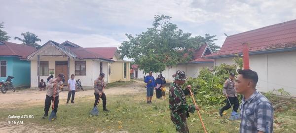 Polsek Bukit Kapur Dengan Lurah dan Warga Adakan Gotong Royong, Demi Jaga Lingkungan dan Kebersamaan