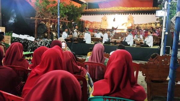 Melestarikan Seni Budaya, Warga Dusun Songgorunggi, Karanganyar Gelar Wayang Kulit