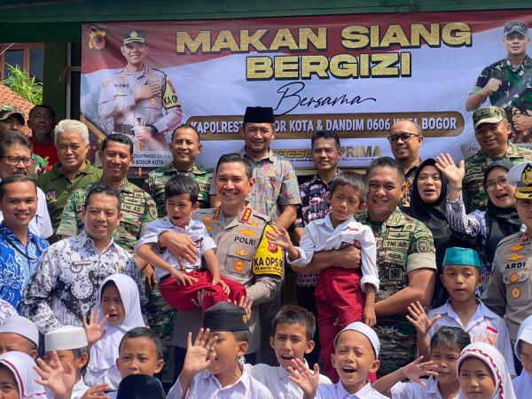 Jajaran TNI-Polri Bagikan Ratusan Paket Makanan Bergizi Gratis di SDN Kebon Kopi Kota Bogor