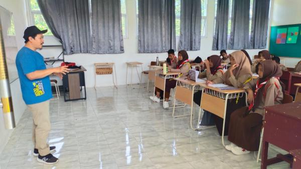 Pentingnya Membaca: Pesan Ketua AJI Palu untuk Siswa Sekolah