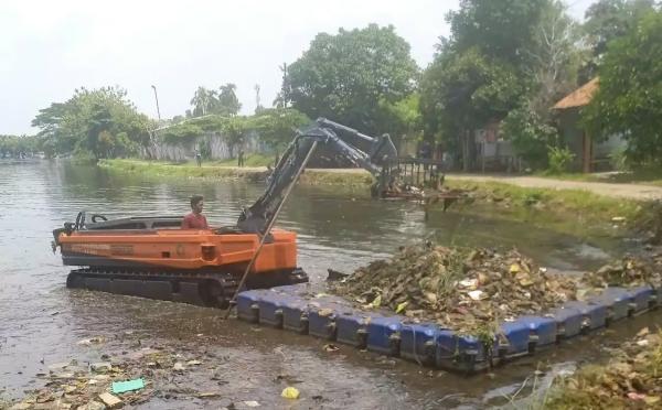 Excavator Amfibi Dikerahkan, DPUPR Depok Percepat Normalisasi Situ Cilodong