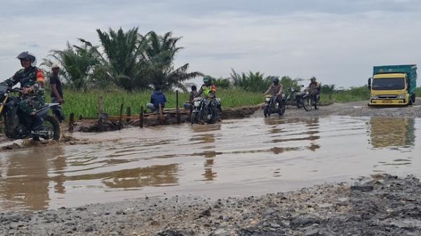 TNI Polri Patroli ke Desa Perbatasan di Bonai Darussalam