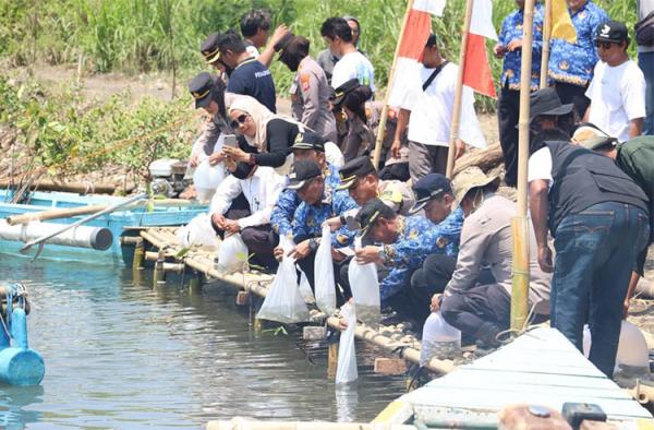 Peringati Hari Sumpah Pemuda, Polres Kulonprogo Tebar 14.000 Benih Ikan