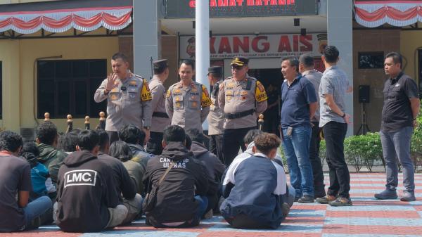 Ganggu Ketertiban, Suporter Persikas yang Menyalakan Flare di depan Hotel Dibina Kapolres Subang