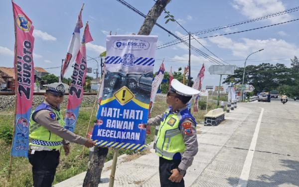 Satlantas Polres Sragen Pasang Himbauan Keselamatan di Sembilan Daerah Rawan Kecelakaan