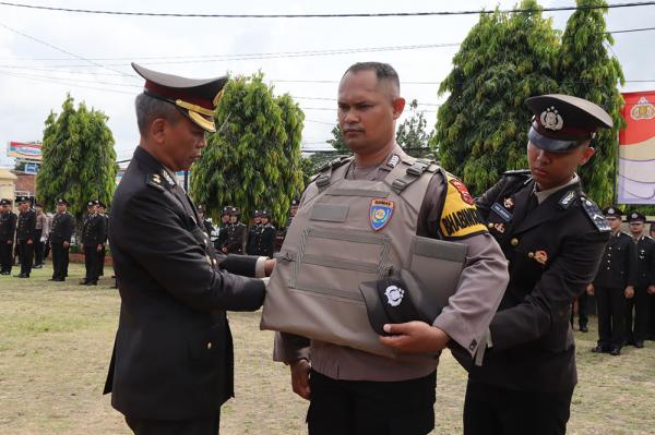 Jelang Pilkada, Polres Kebumen Serahkan Kaporlap untuk 90 Personel Bhabinkamtibmas 