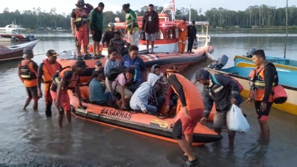 Menegangkan di Perairan Naja Kapal Prima Star 128 Kandas, 109 Penumpang Berhasil Dievakuasi