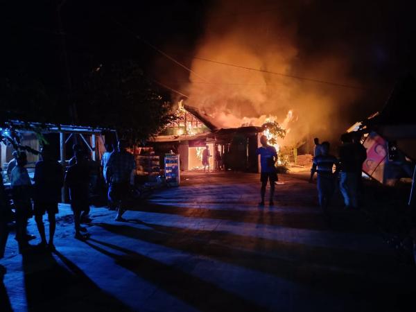 Menyalakan Lilin Saat Listrik Padam, Rumah dan Toko di Ngasem Bojonegoro Dilalap Api