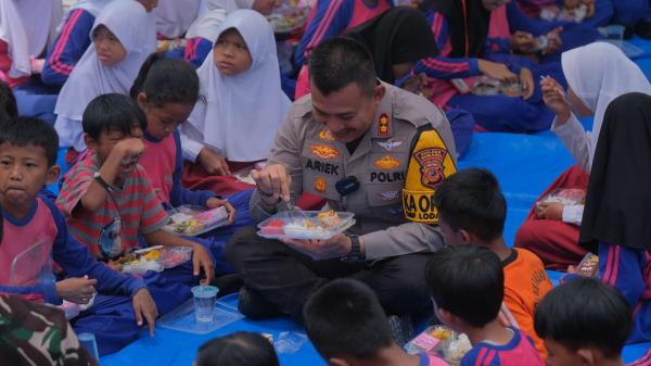 Simulasi Makan Siang Bergizi, Murid SDN Sompi Lahap Menikmati Makan Bergizi dari Polres Subang