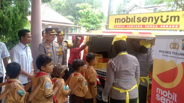 Polres Tulungagung Bagikan Makanan Gratis Melalui Mobil Senyum